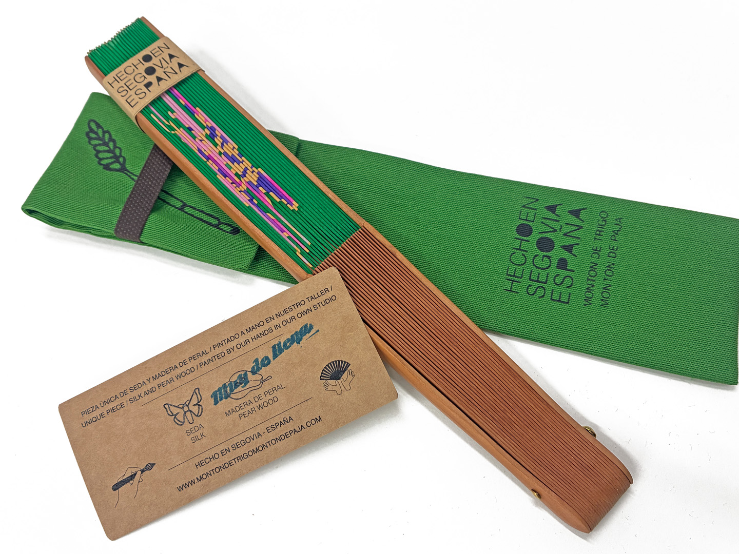 Abanicos "Fiesta de los lirios" verde de seda y madera de peral único, pintado a mano por Lucía Huertas.