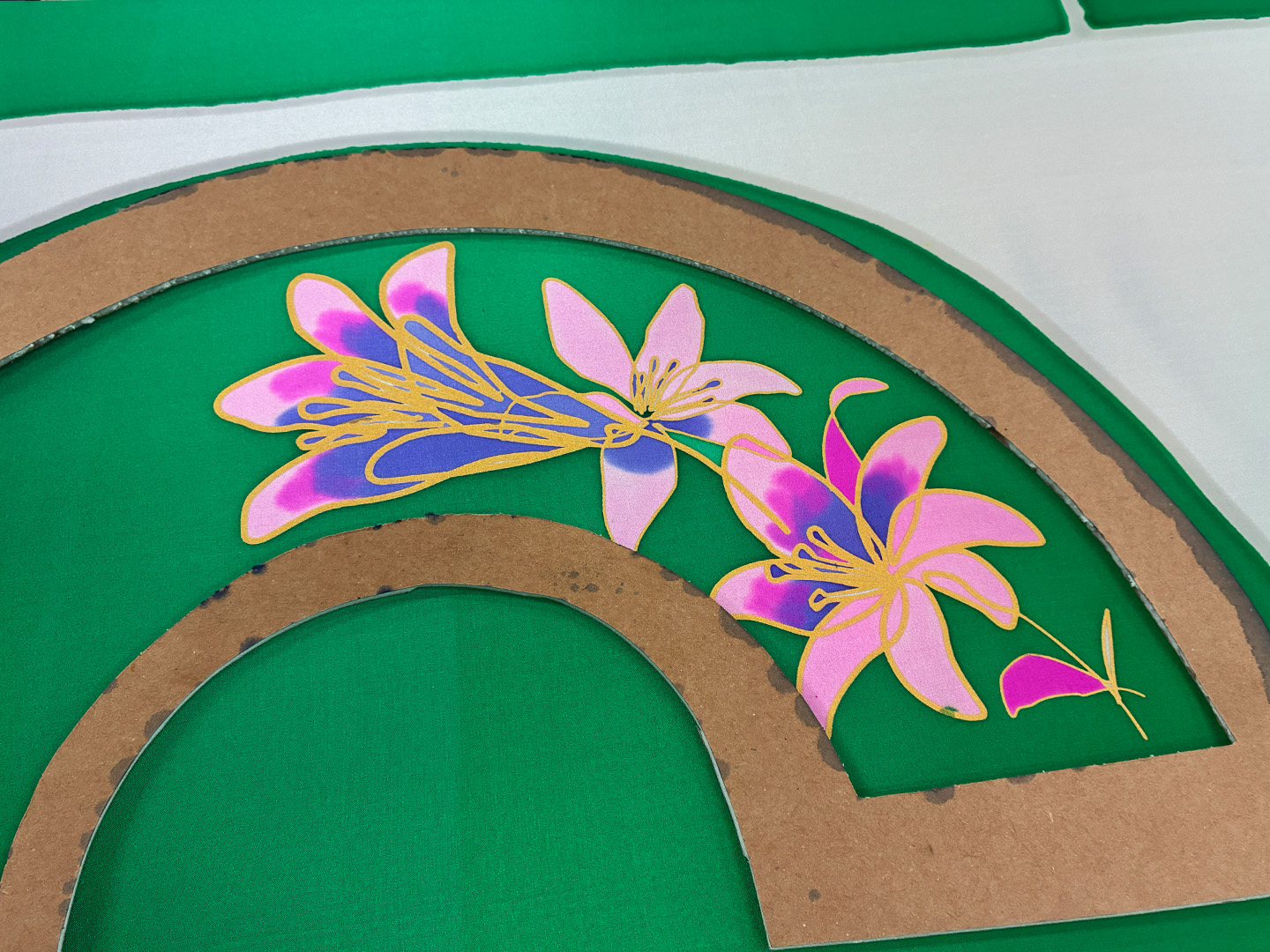 Abanicos "Fiesta de los lirios" verde de seda y madera de peral único, pintado a mano por Lucía Huertas.