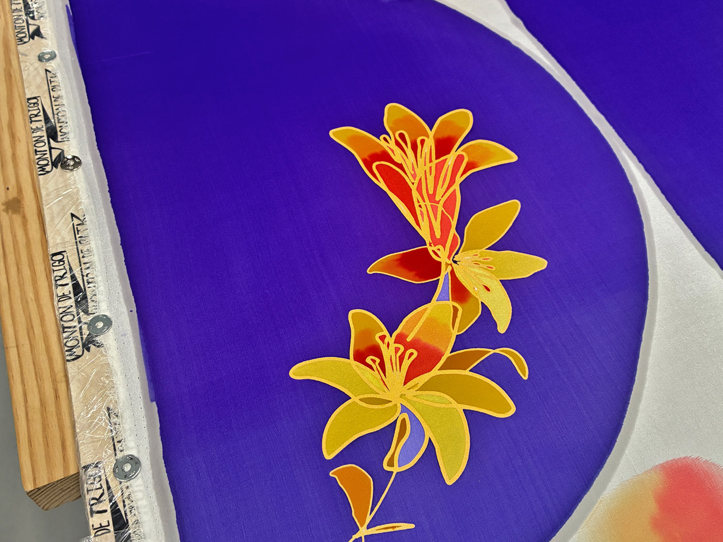 Abanicos "Fiesta de los lirios" violeta de seda y madera de peral único, pintado a mano por Lucía Huertas.